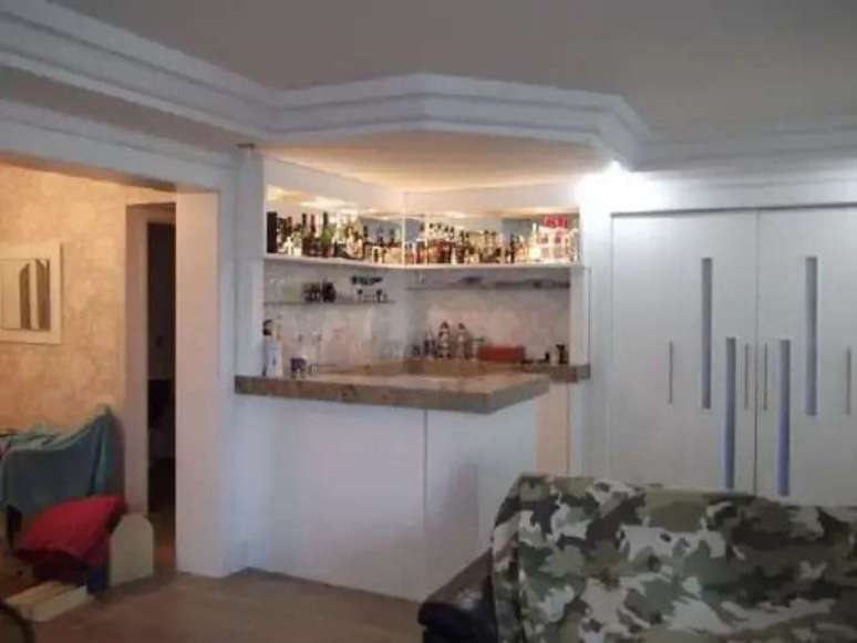 44. Barzinho para sala de canto maximiza o espa&ccedil;o do c&ocirc;modo. Fonte: Anap&iacute; Tapetes