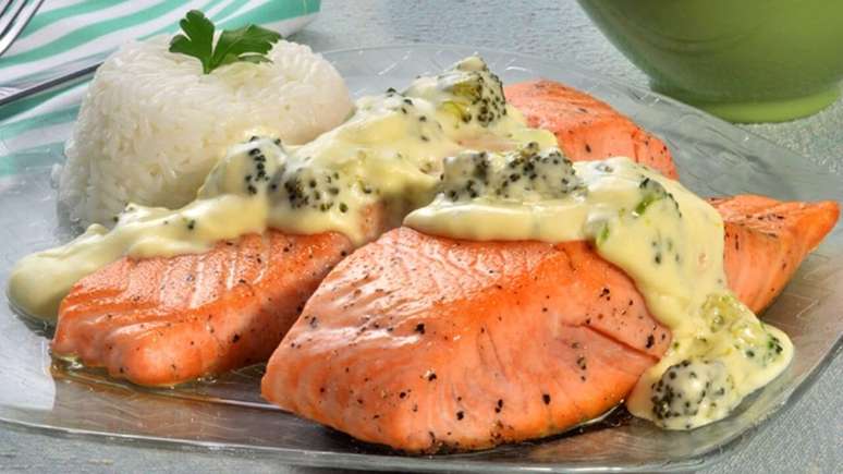 Salmão ao creme de brócolis – Foto: Guia da Cozinha