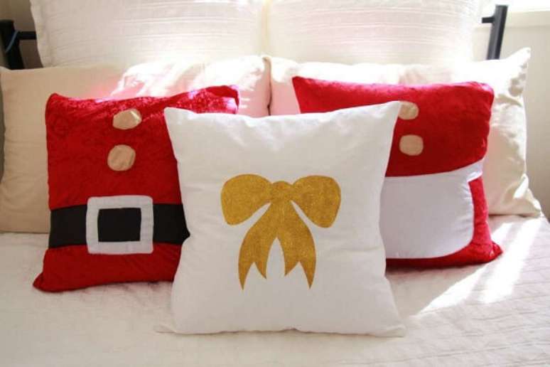 60. Conjunto de almofadas de Natal encantam a decora&ccedil;&atilde;o desse ambiente. Fonte: Toda Atual