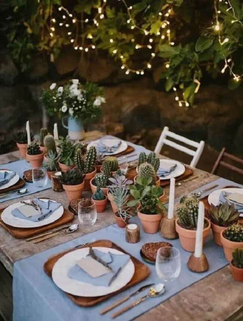 8. Cactos pequenos decoram o centro da mesa de jantar. Fonte &ndash; Casa Vogue
