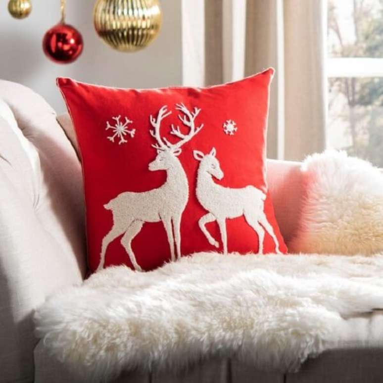 57. Invista em almofadas de Natal com estampa delicada. Fonte: Wayfair