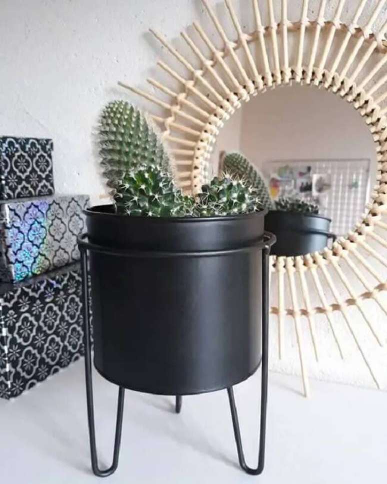 46. Cachep&ocirc; preto para cactos pequenos. Fonte &ndash; Decoratorist