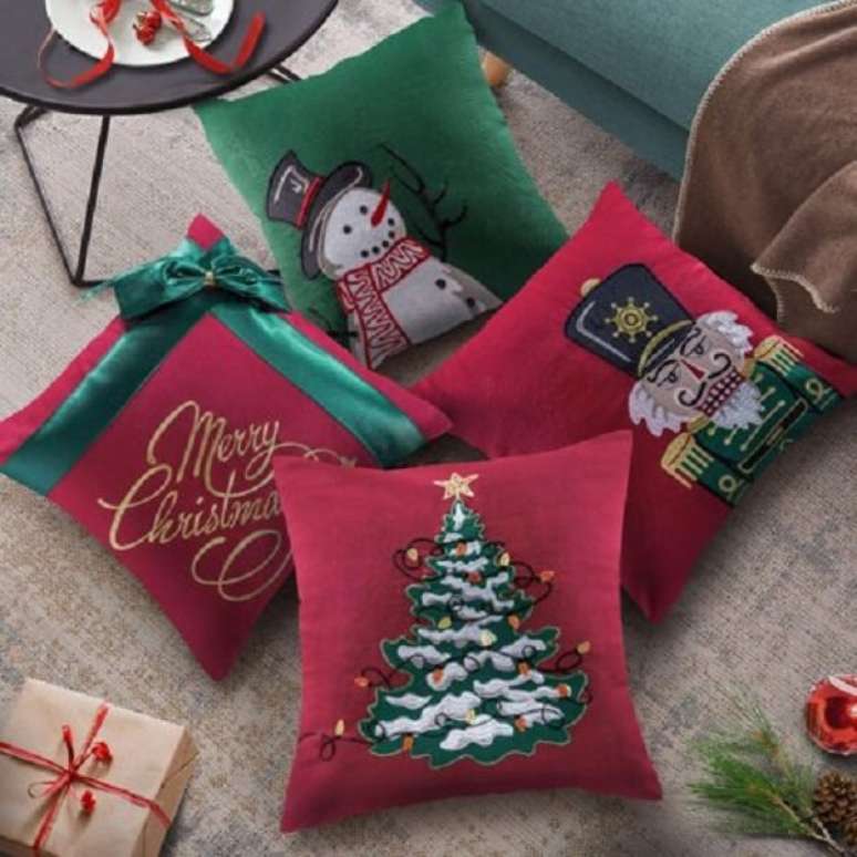 46. Diferentes estampas de almofadas de Natal complementam a decora&ccedil;&atilde;o desse ambiente. Fonte: Malltina