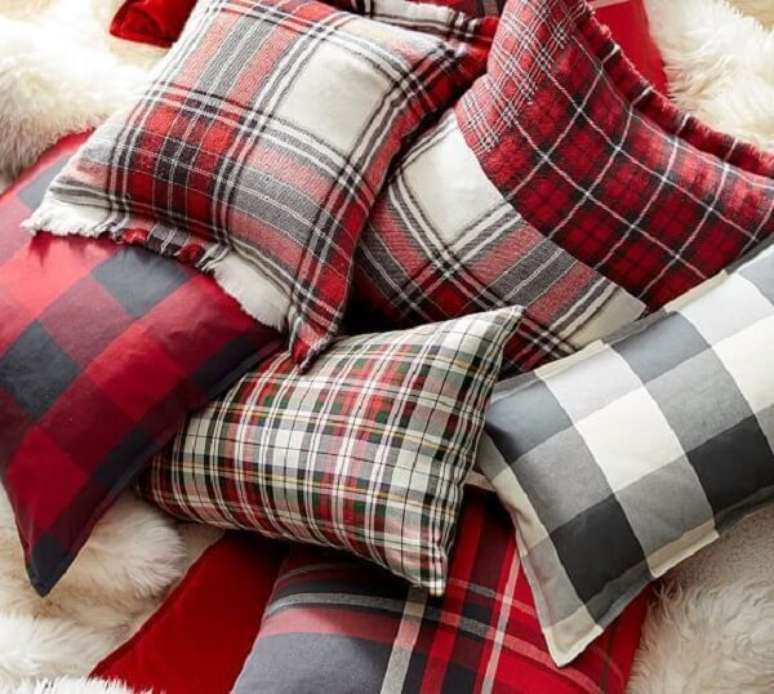 65. Almofadas de Natal com estampas em xadrez facilmente se harmonizam na decora&ccedil;&atilde;o. Fonte: Pottery Barn
