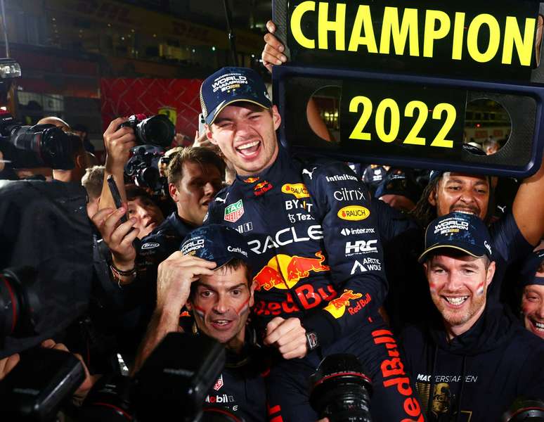 Max Verstappen tem contrato com a Red Bull até final de 2028. E depois? 