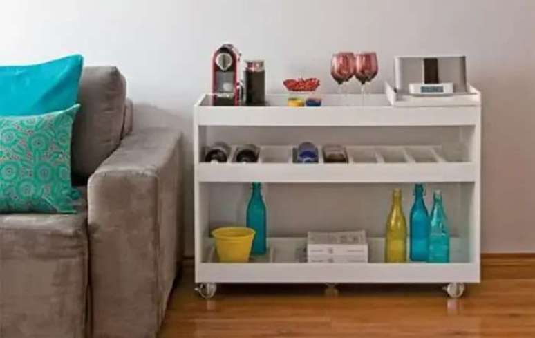 70. Barzinho para sala posicionado ao lado do sof&aacute;. Fonte: Simplichique