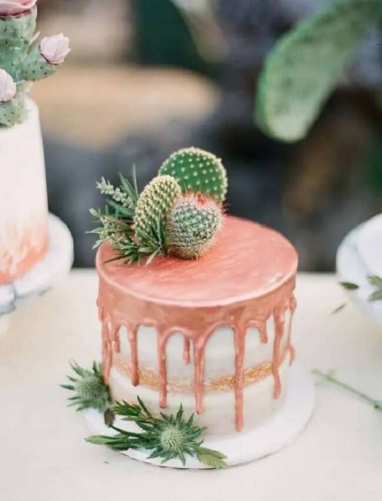 38. Cactos pequenos decoram o bolo. Fonte &ndash; Casa e Festa