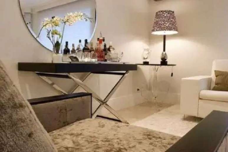 68. Utilize um m&oacute;vel simples para estruturar um barzinho para sala. Fonte: Anap&iacute; Tapetes