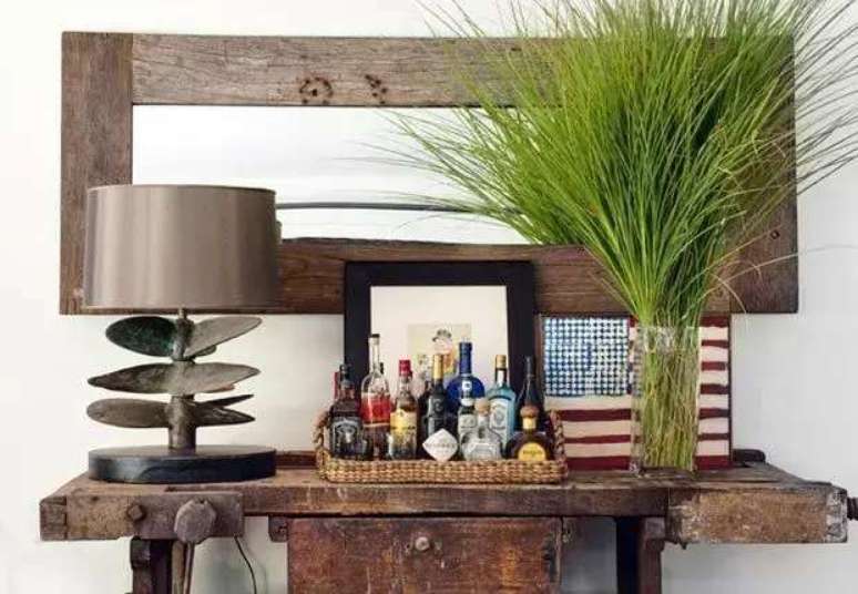 37. Barzinho para sala em bandeja sobre bancada r&uacute;stica. Fonte: Haus Decora&ccedil;&atilde;o