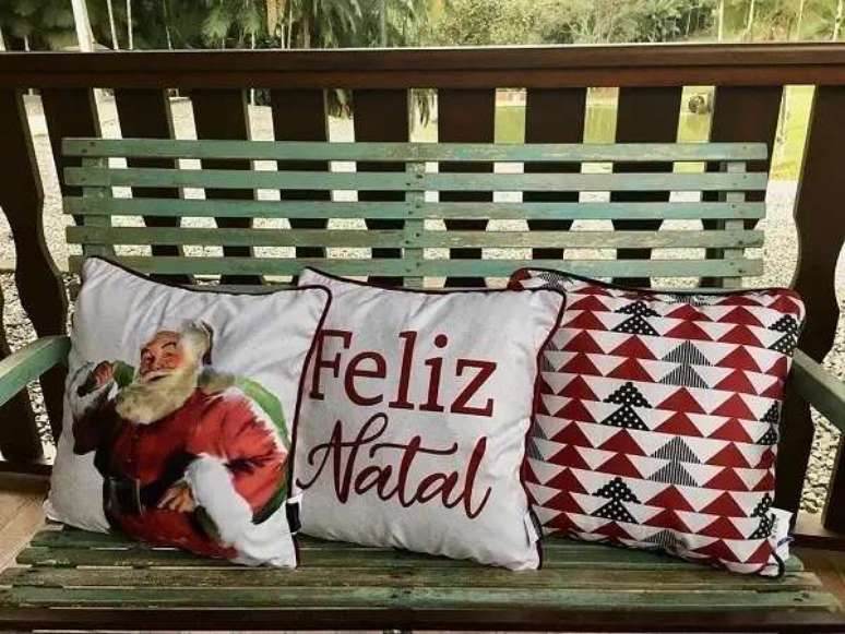 80. Varanda decorada com almofadas de natal. Fonte: Munique Decora&ccedil;&otilde;es