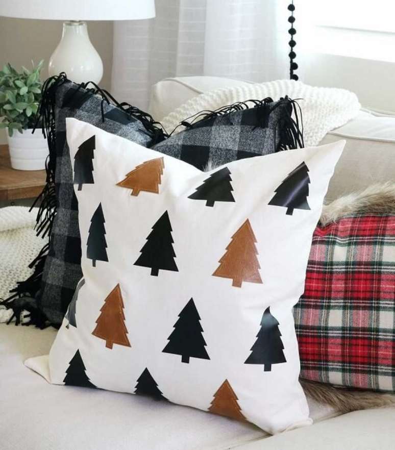 17. Almofadas de Natal com design simples e sofisticado. Fonte: Decoratorist