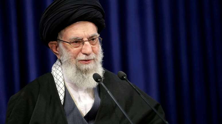 O líder supremo iraniano, o aiatolá Ali Khamenei, é a figura mais poderosa do Irã e está no comando desde 1989