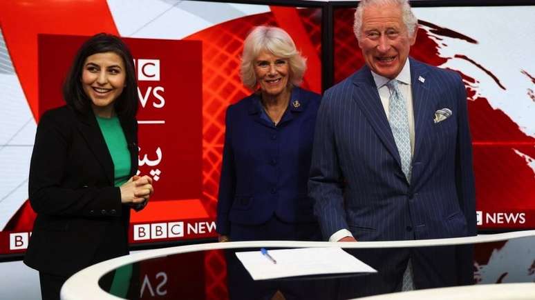 Apresentadora s&ecirc;nior afeg&atilde; da BBC Sana Safi com o rei Charles 3&ordm; e a rainha Camilla nos est&uacute;dios de TV da BBC Broadcasting House