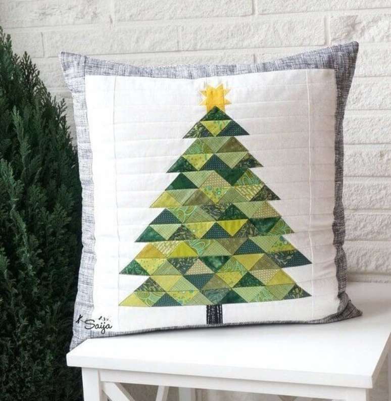 73. Decore o ambiente com almofadas de Natal feita com a t&eacute;cnica de patchwork. Fonte: Drika Artesanato