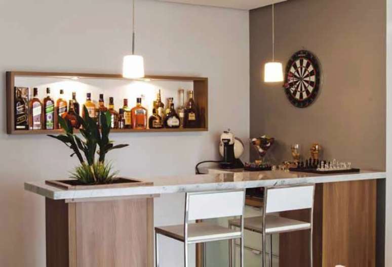 36. Barzinho para sala pequena com estante de madeira em parede. Fonte: Doce Obra