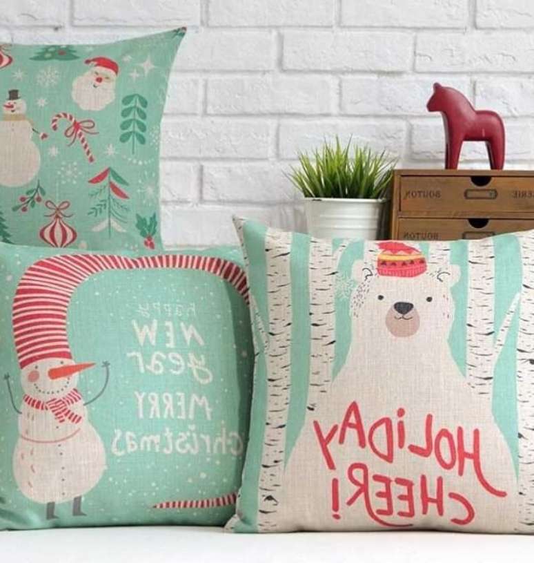 43. Almofadas de Natal com estampas em tom claro. Fonte: Decor F&aacute;cil