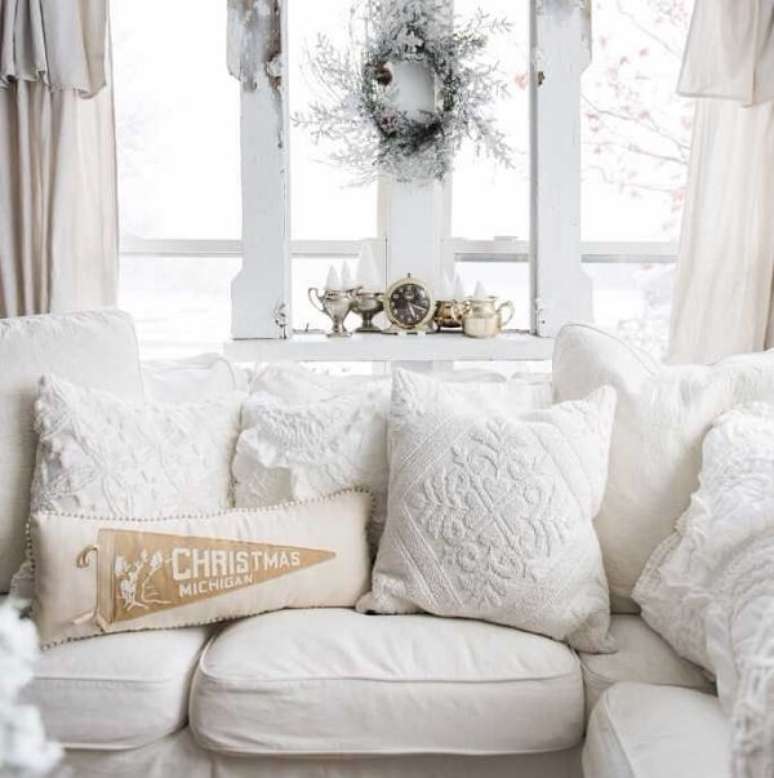 44. Almofadas de Natal em tom branco facilmente combinam com outros elementos decorativos. Fonte: Liz Marie Blog