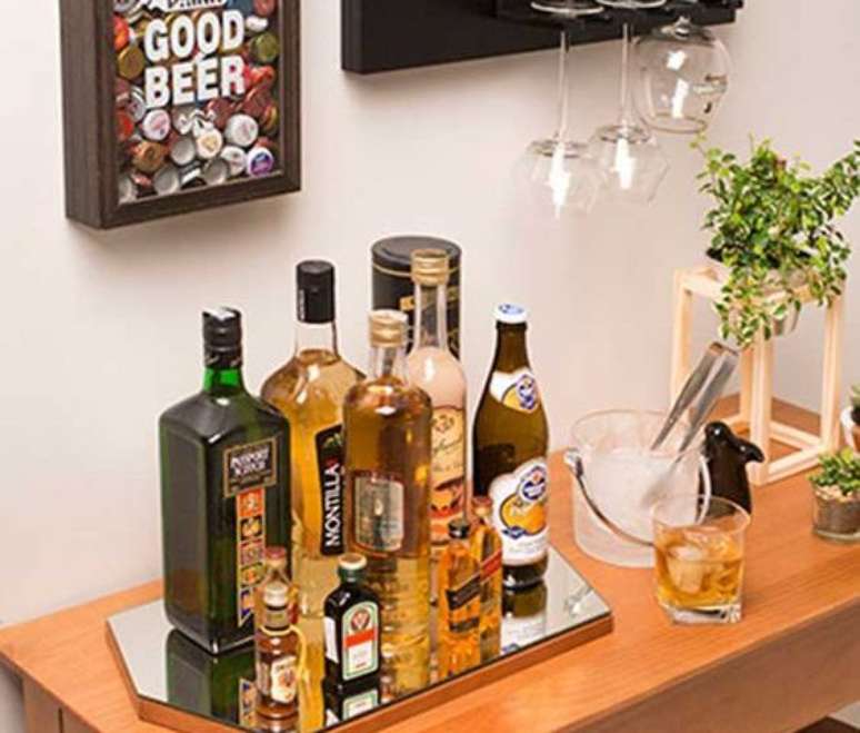 27. Mesa de canto serve como barzinho para sala. Fonte: Ana Priscila Freire