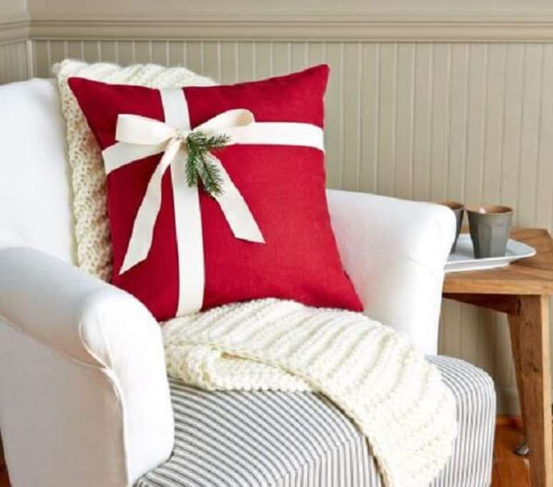 25. Almofadas de Natal em tom de vermelho com la&ccedil;o branco. Fonte: Ideias Decor