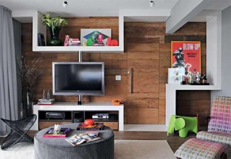 47. Barzinho para sala estruturado no canto do ambiente. Fonte: Doce Obra