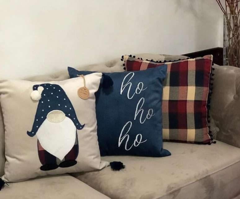 81. Almofadas de natal para uma decora&ccedil;&atilde;o azul. Fonte: Mani Doro