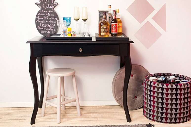 14. Aparador para colocar bebidas em sala com espa&ccedil;o pequeno.