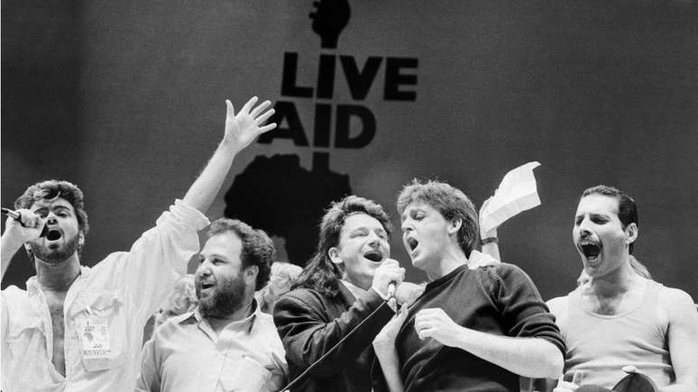O show do Live Aid de 1985 foi exibido em 60 pa&iacute;ses com cerca de 400 milh&otilde;es de espectadores e contou com artistas como George Michael, U2, Paul McCartney e Queen