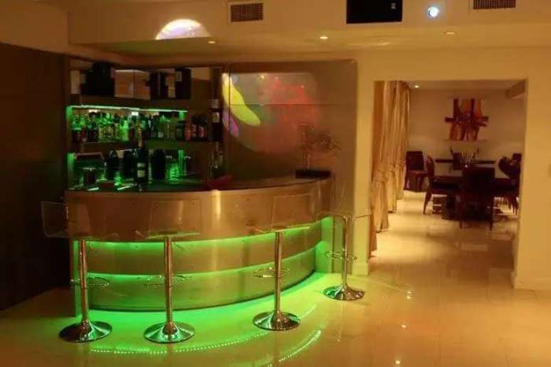52. Ilumina&ccedil;&atilde;o verde especial para a &aacute;rea do barzinho para sala. Fonte: S&oacute; Decor