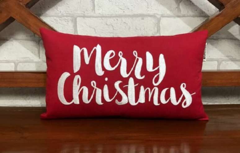 22. Almofada de Natal em tom vermelho com escrita &ldquo;Merry Christmas&rdquo;. Fonte: Architecture Art Designs