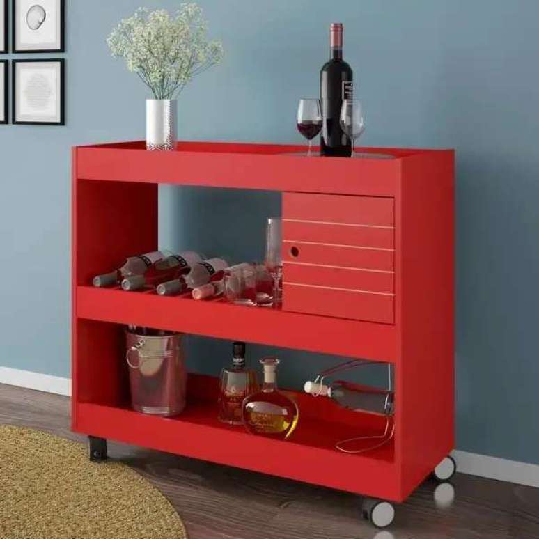 11. Barzinho para sala em estante vermelha. Fonte: Decoratorist