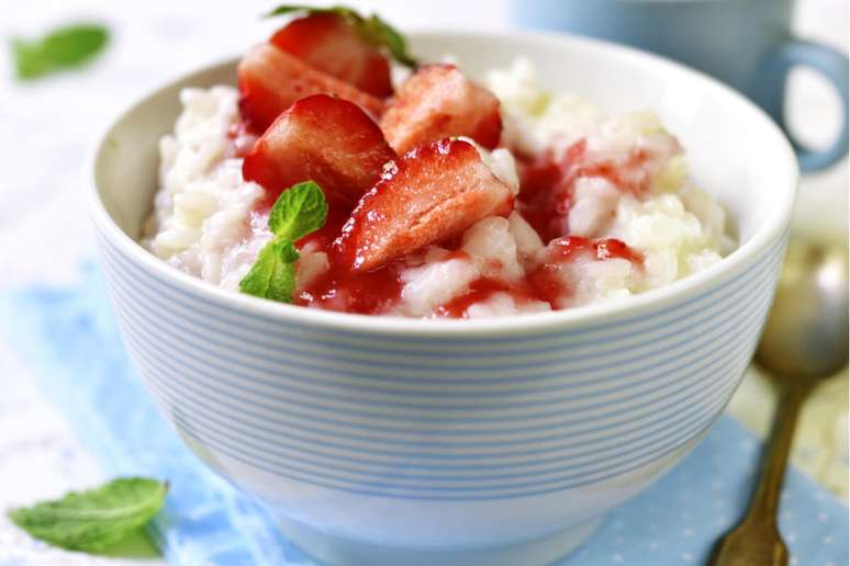 Arroz-doce com calda de morango 