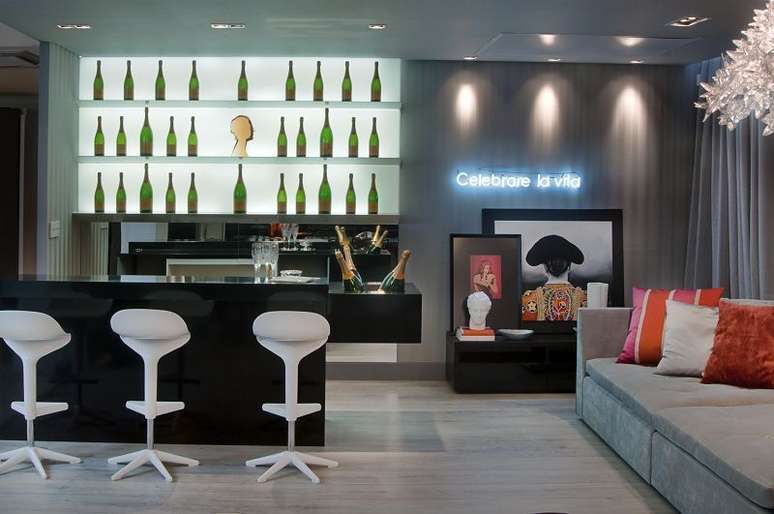 6. Barzinho bistr&ocirc; de canto para sala. Fonte: Jeito de Casa