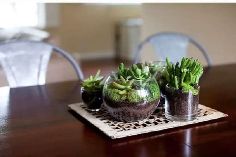 30. Decore o centro da mesa de jantar com cactos pequenos e suculentas. Fonte &ndash; Dicas de Mulher