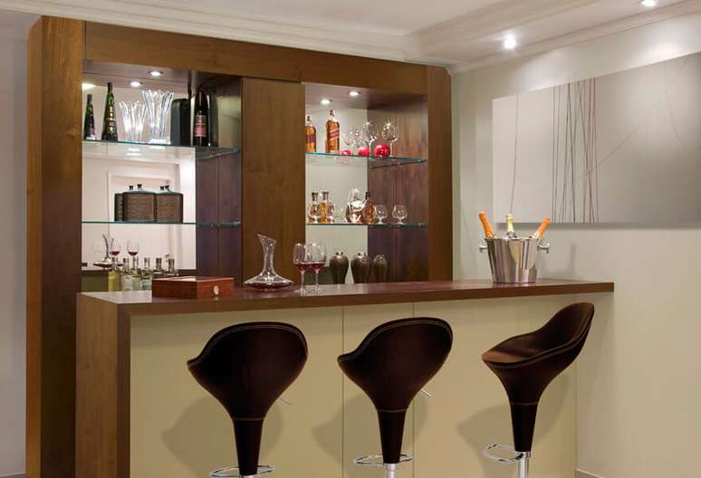 32. Barzinho para sala com espelho e prateleiras de vidro. Fonte: Idea Brasil
