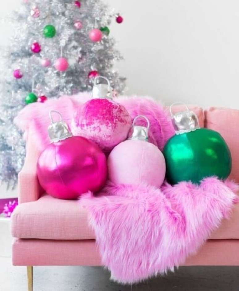 33. Almofadas de Natal com design criativo encantam a decora&ccedil;&atilde;o do espa&ccedil;o. Fonte: Decoratorist
