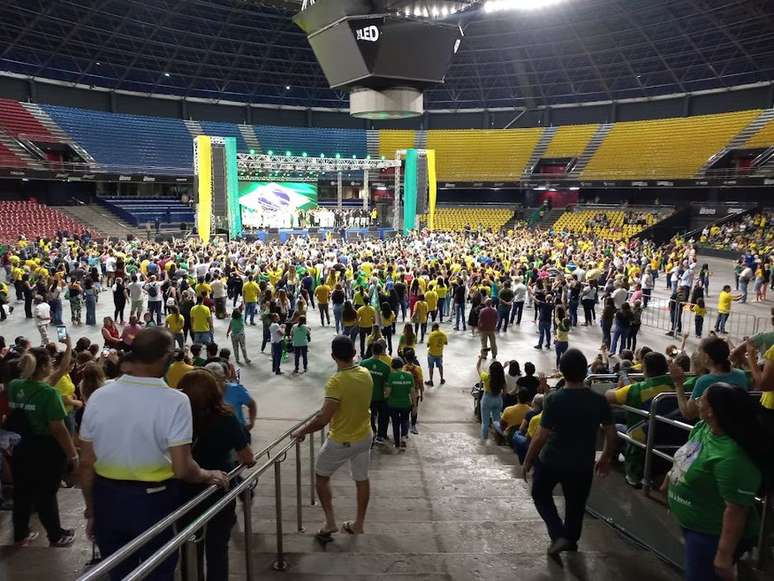 Eleitores de Bolsonaro acompanham ato religioso em Brasília, no ginásio Nilson Nelson 