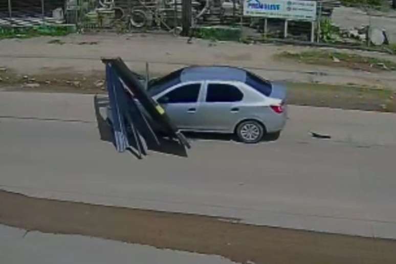 Carro arrasta portão de motel em Olinda (PE)