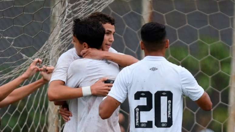 Jogadores do Santos comemoram gol na vitória sobre o Fortaleza (Divulgação / Santos)