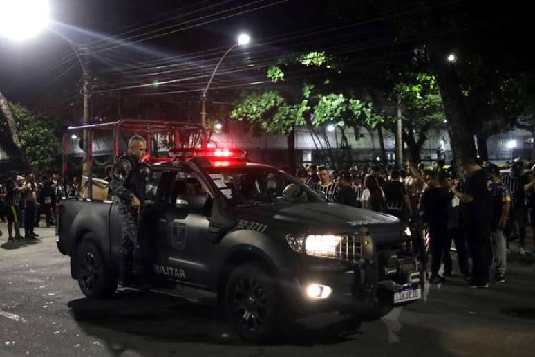 Policiamento é reforçado nos arredores do Maracanã, que recebe a final da Copa do Brasil entre Flamengo e Corinthians.