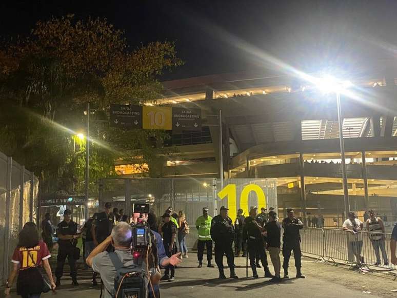 Torcedores tentaram invadir pelo portão 10 do Maracanã (Foto: Guilherme Xavier/LANCE!)