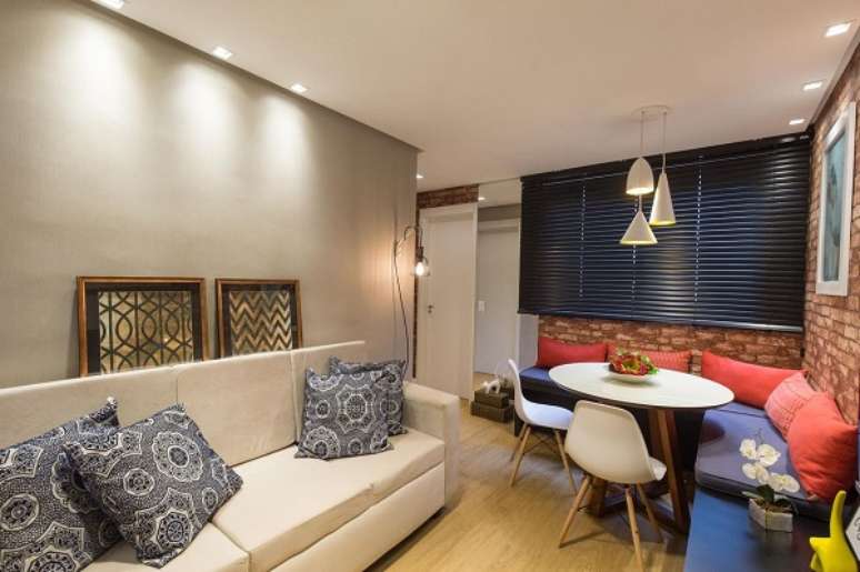 61. Tipos de cortina persiana na cor azul para sala de estra moderna com canto alem&atilde;o &ndash; Foto Andrea Fonseca