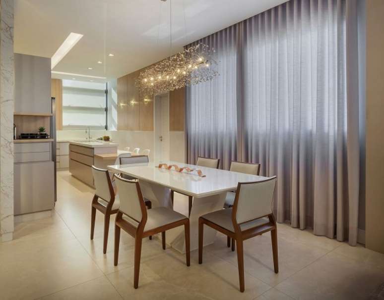 37. Sala de jantar com tipos de cortina na cor cinza &ndash; Foto Ana Hamacek Arquitetura