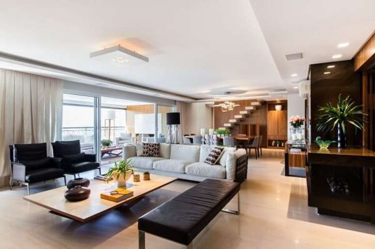 67. Vaso pequeno para sala de estar com mesa de centro &ndash; Foto Maricy Marcos Borges