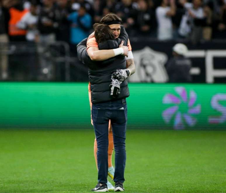 Duílio abraça Cássio após classificação do Corinthians à final da Copa do Brasil (Foto: Rodrigo Coca/Ag.Corinthians)