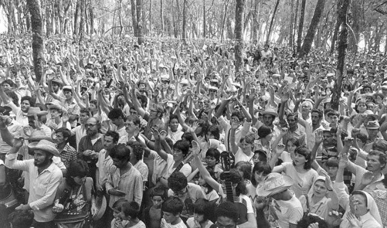 Fam&iacute;lias sem terra acampadas na Fazenda Annoni, em Sarandi (RS), em 1985
