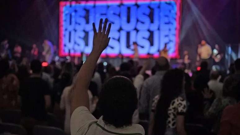 Culto vira comício e igreja faz até pesquisa eleitoral