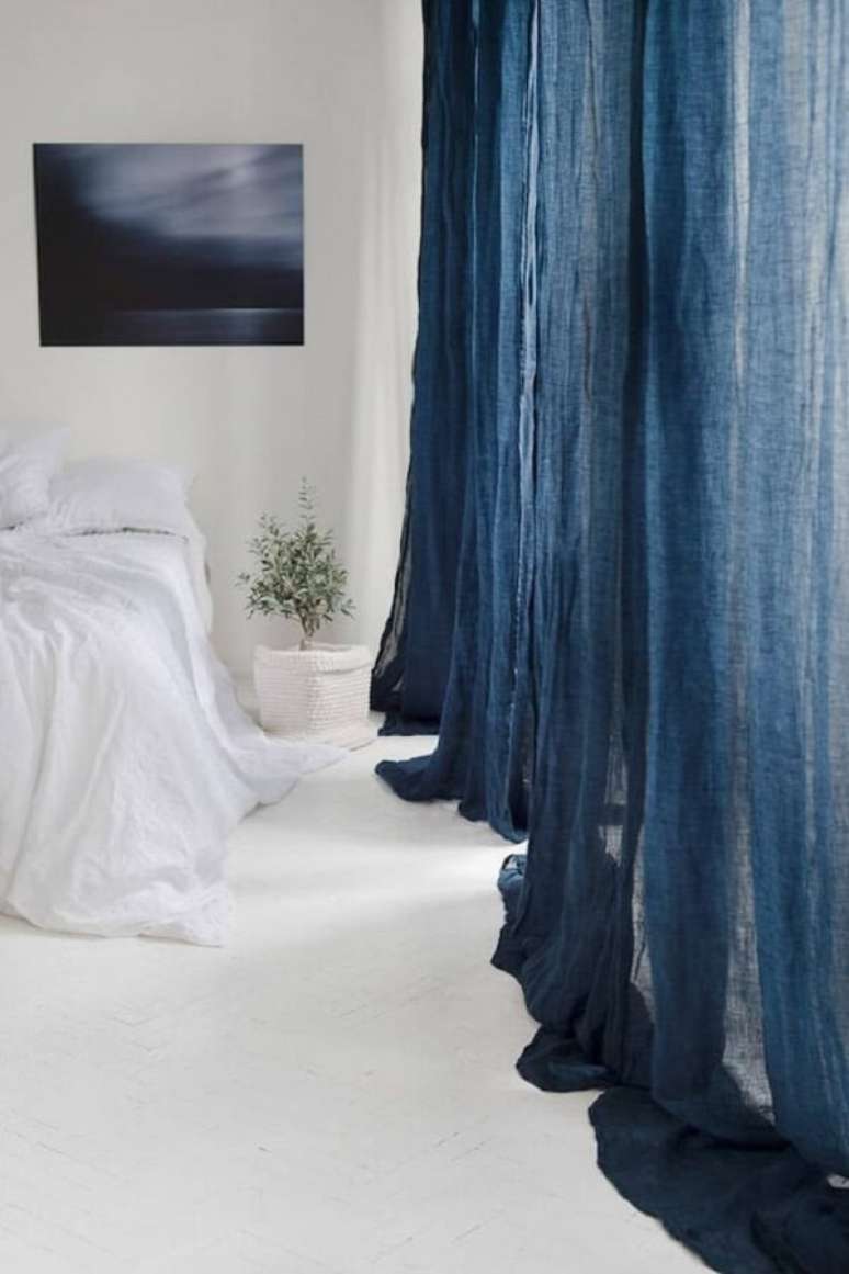 23. Quarto com cortina azul marinho &ndash; Foto Etsy