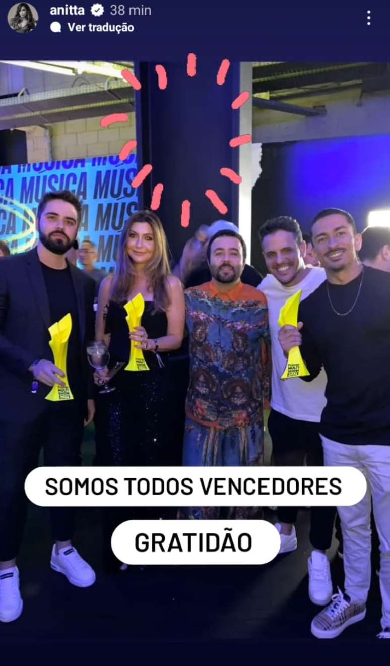 Fãs de Anitta recebem troféus da cantora –