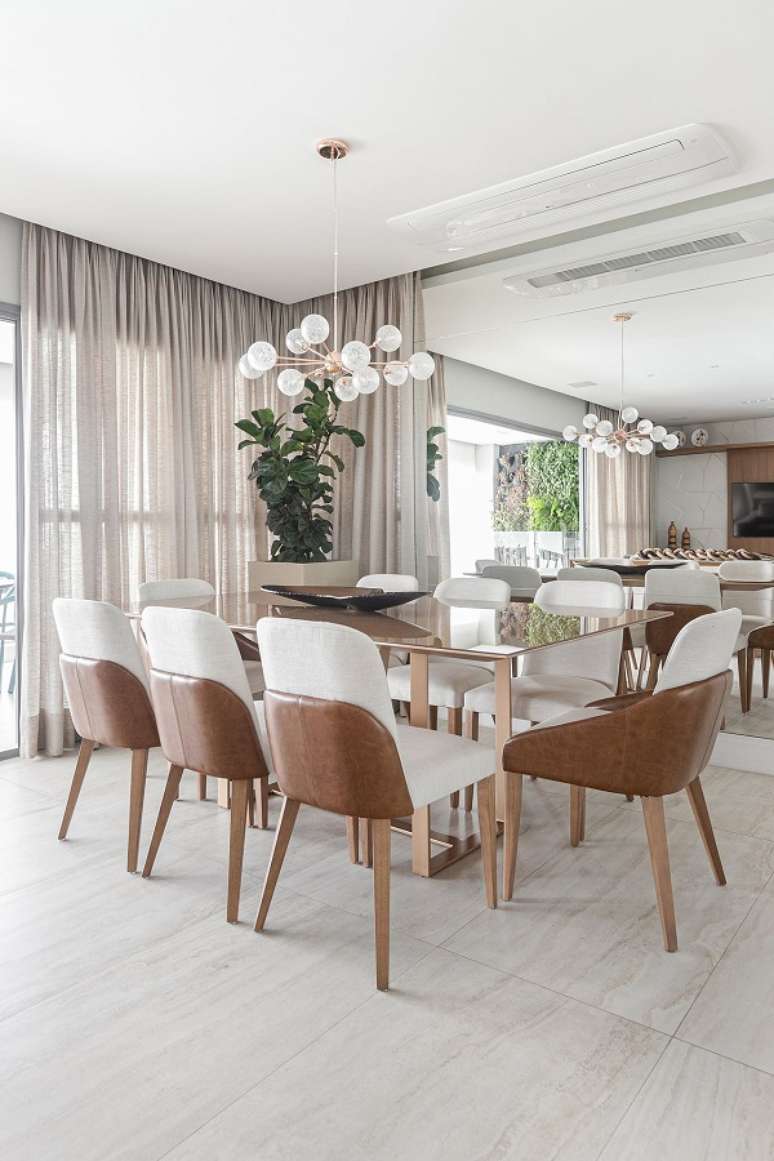 38. Sala de jantar com tipos de cortina colorida &ndash; Foto Atelier C2Ha