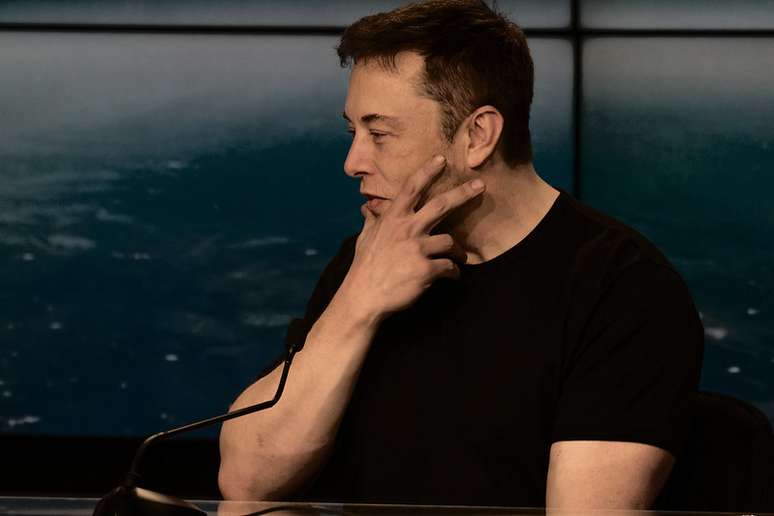 Musk perguntou em seu Twitter: "Devo fazer armas?"